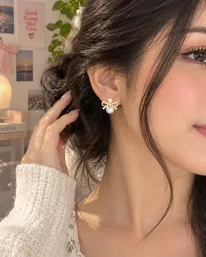 Loop Pearl Bow Earrings